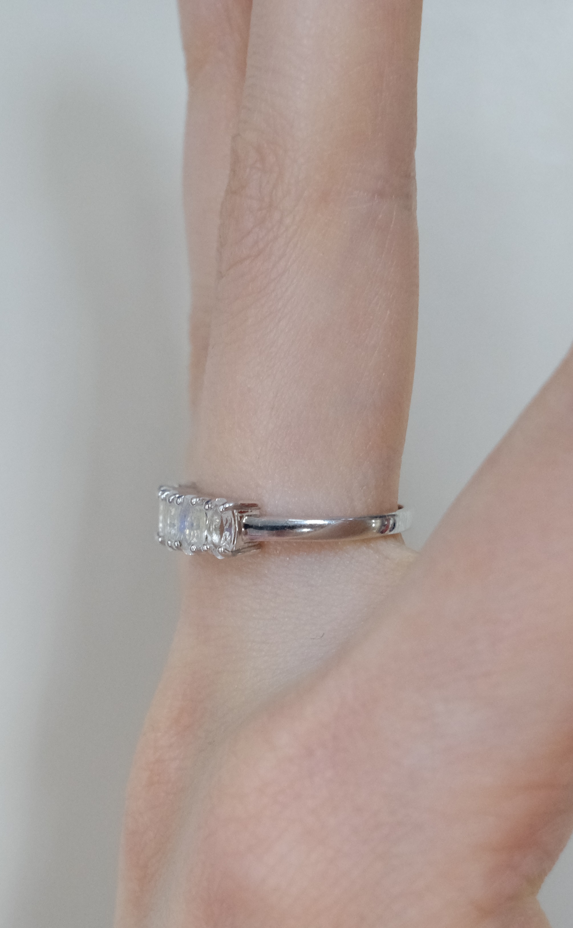 Серебряное кольцо с лунными камнями